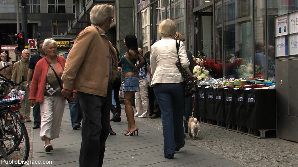 Nena desnudada, atada y follada al aire libre en lugares públicos
 #71991132