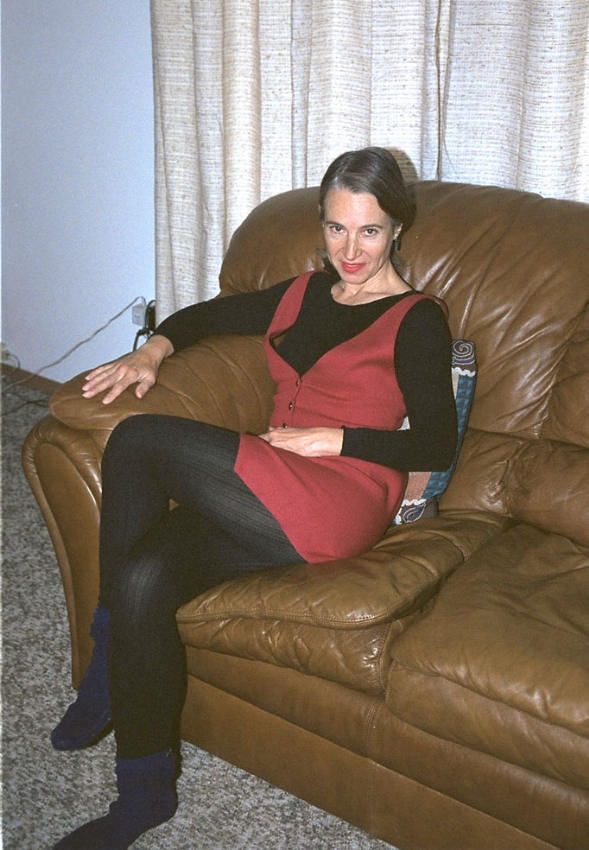 Une mamie au corps impressionnant sur un canapé en cuir
 #76626200
