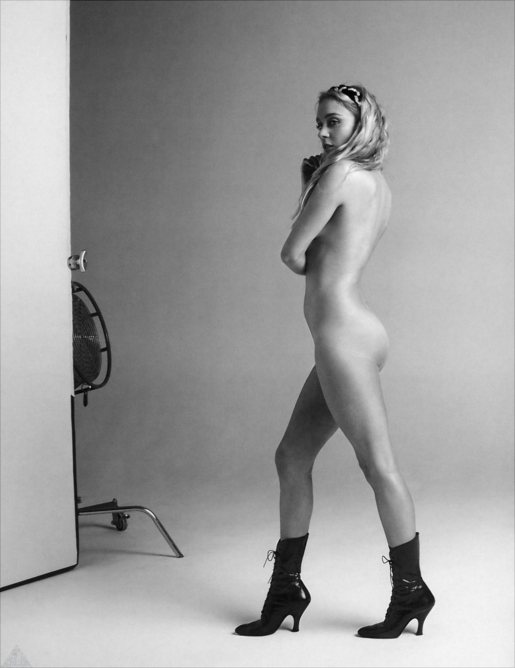 Chloe Sevigny entièrement nue dans des bottes pour un photoshoot de blackwhite
 #75306259