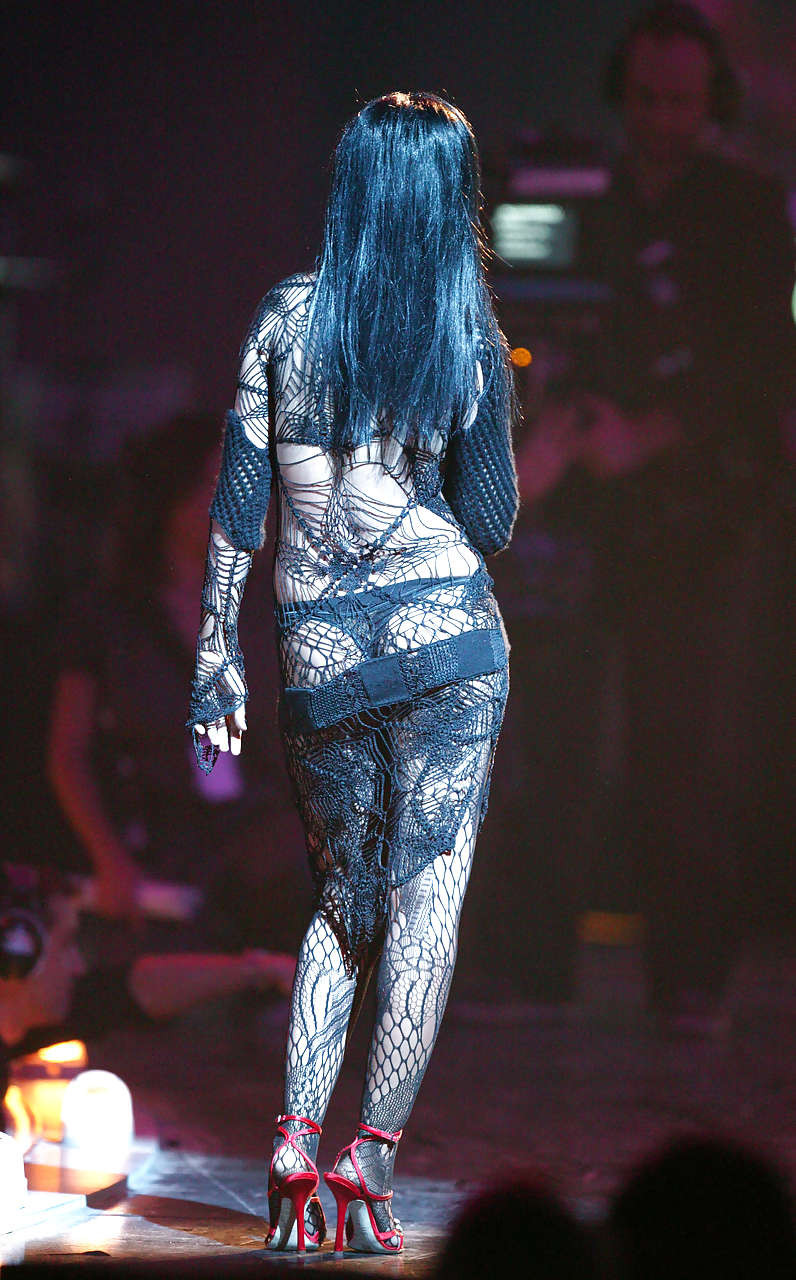 Christina aguilera mostrar enorme escote y en mini falda y medias azules
 #75281465