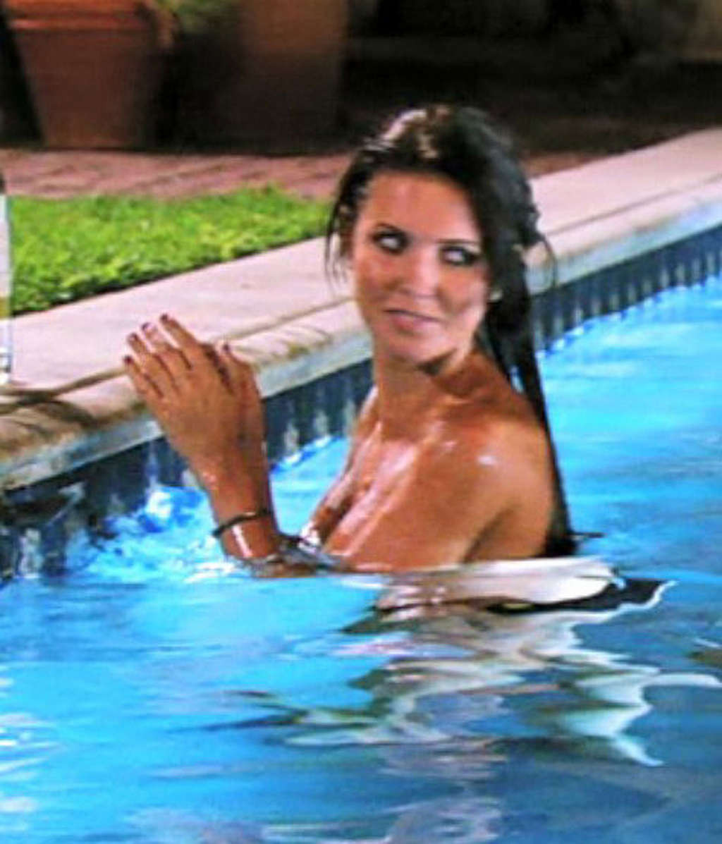 Audrina patridge montrant son corps sexy et chaud en bikini sur la piscine
 #75357235