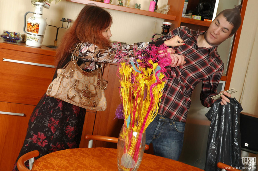 Randy mature babe saboreando muff-munching antes de follarse a un joven como un demonio
 #77231368