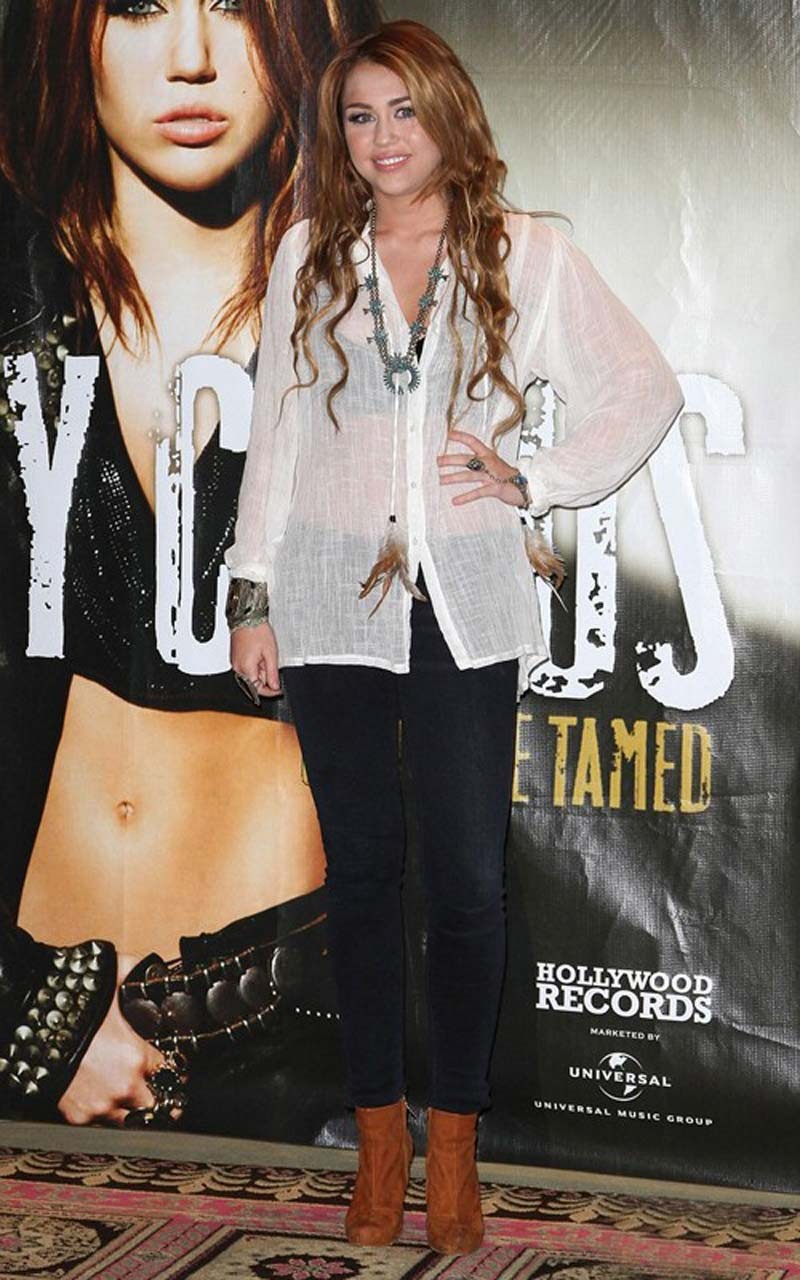 Miley cyrus、下着姿でセクシーな脚と乳房を見せるポーズをとる
 #75302188
