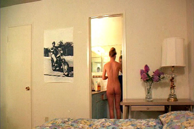 Angel tompkins exposant ses gros seins et ses fesses dans des photos de films de nudité
 #75384416