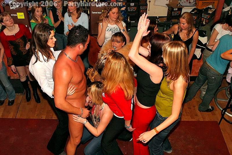 Geile Teens befummeln Chippendales nach ein paar Drinks
 #76882803
