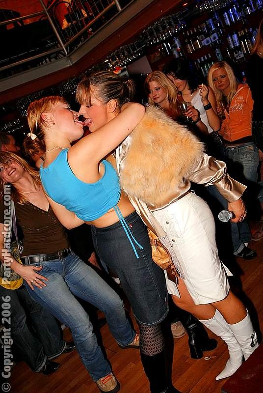 Geile Teens befummeln Chippendales nach ein paar Drinks
 #76882866