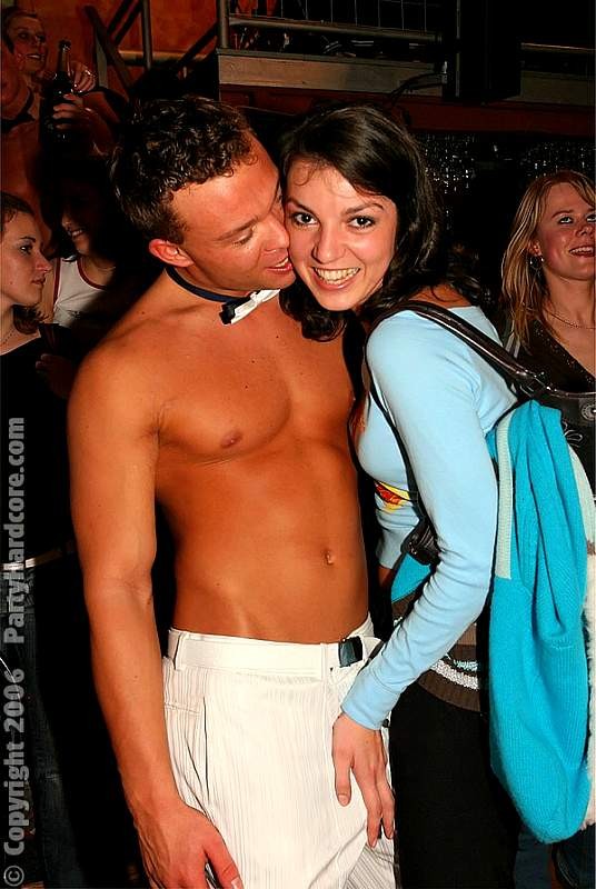Geile Teens befummeln Chippendales nach ein paar Drinks
 #76882873