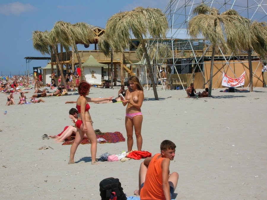 裸のビーチで遊ぶ薄いアマチュアティーンヌーディスト
 #72256126