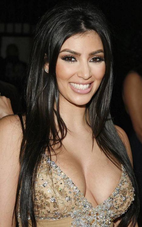 Kim kardashian zeigt Spitzenhöschen und Downblouse Ausschnitt
 #75416867
