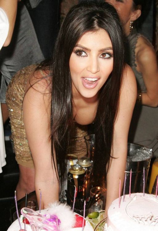 Kim kardashian zeigt Spitzenhöschen und Downblouse Ausschnitt
 #75416869