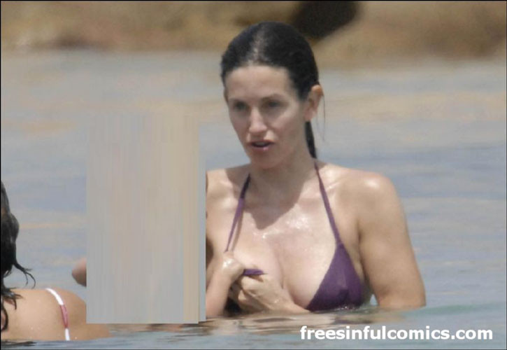 Courteney Cox showing her nice tits on beach to paparazzi #75417911
