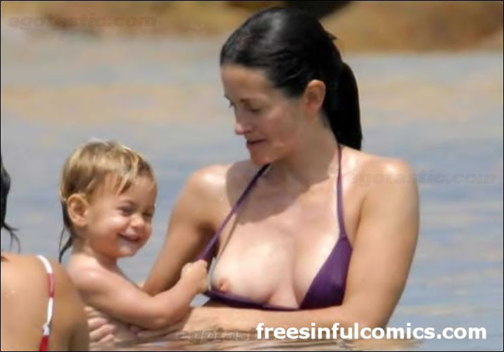 Courteney Cox showing her nice tits on beach to paparazzi #75417916