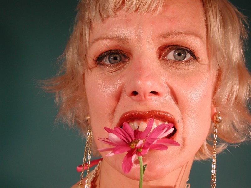 Reife Blondine spreizt ihre Muschilippen, um ihr Klitoris-Piercing zu zeigen
 #76403059