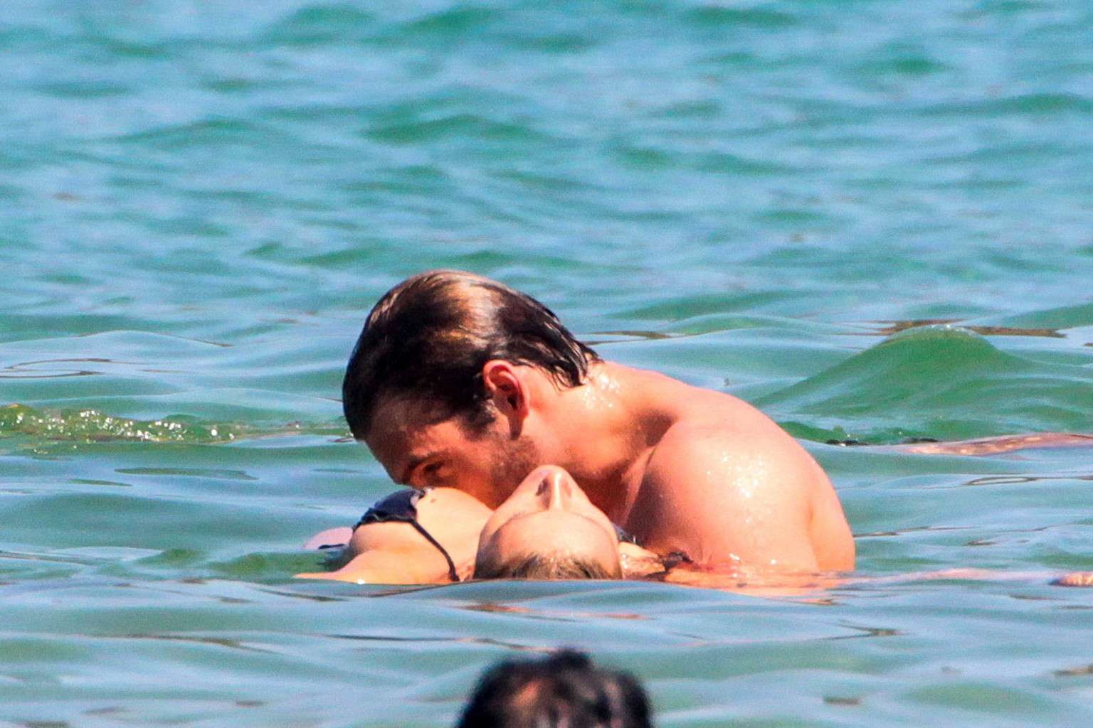 Michelle hunziker en bikini de camuflaje nocturno besándose con su novio en una playa 
 #75254144
