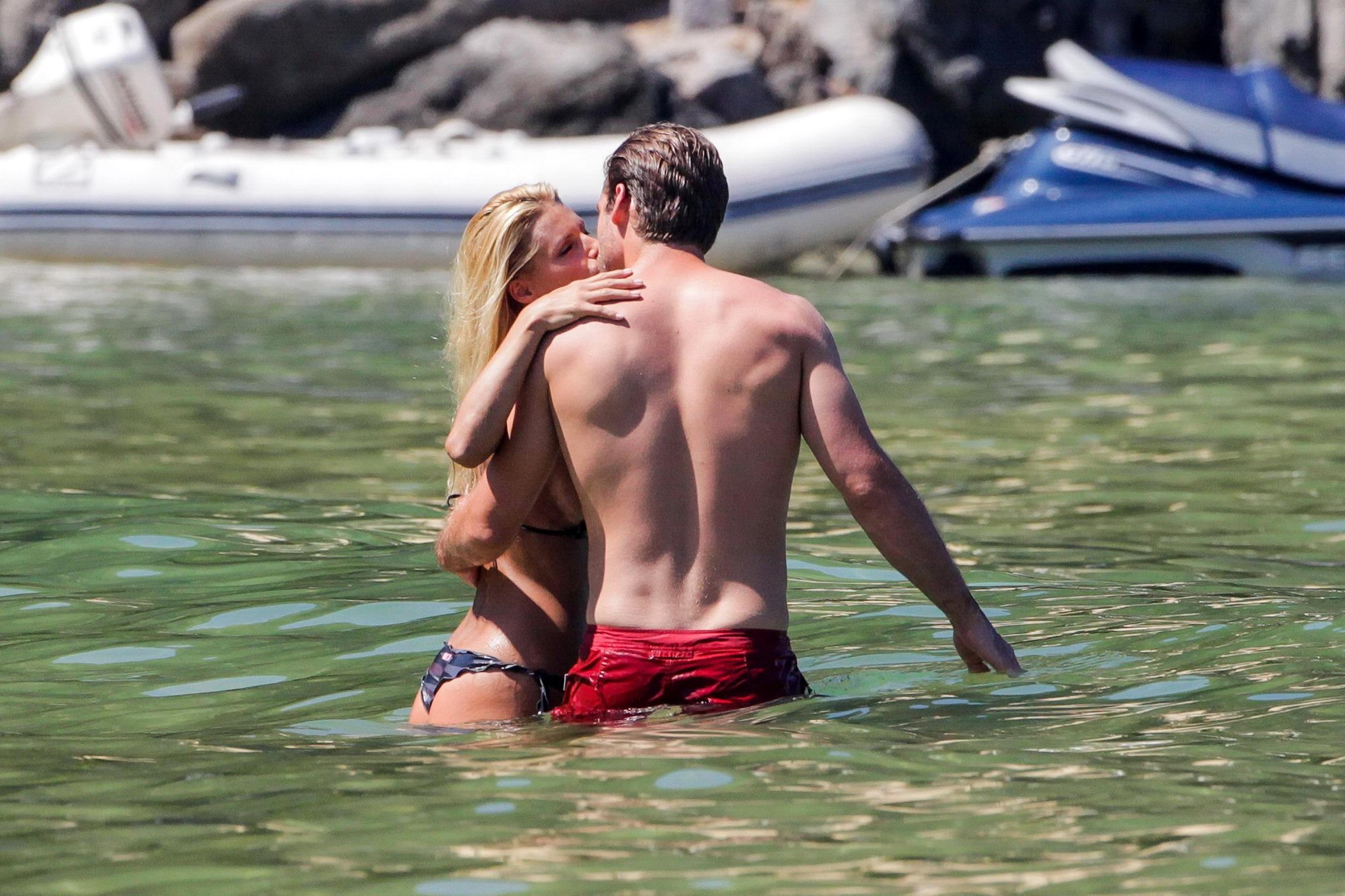 Michelle hunziker en bikini de camuflaje nocturno besándose con su novio en una playa 
 #75254189