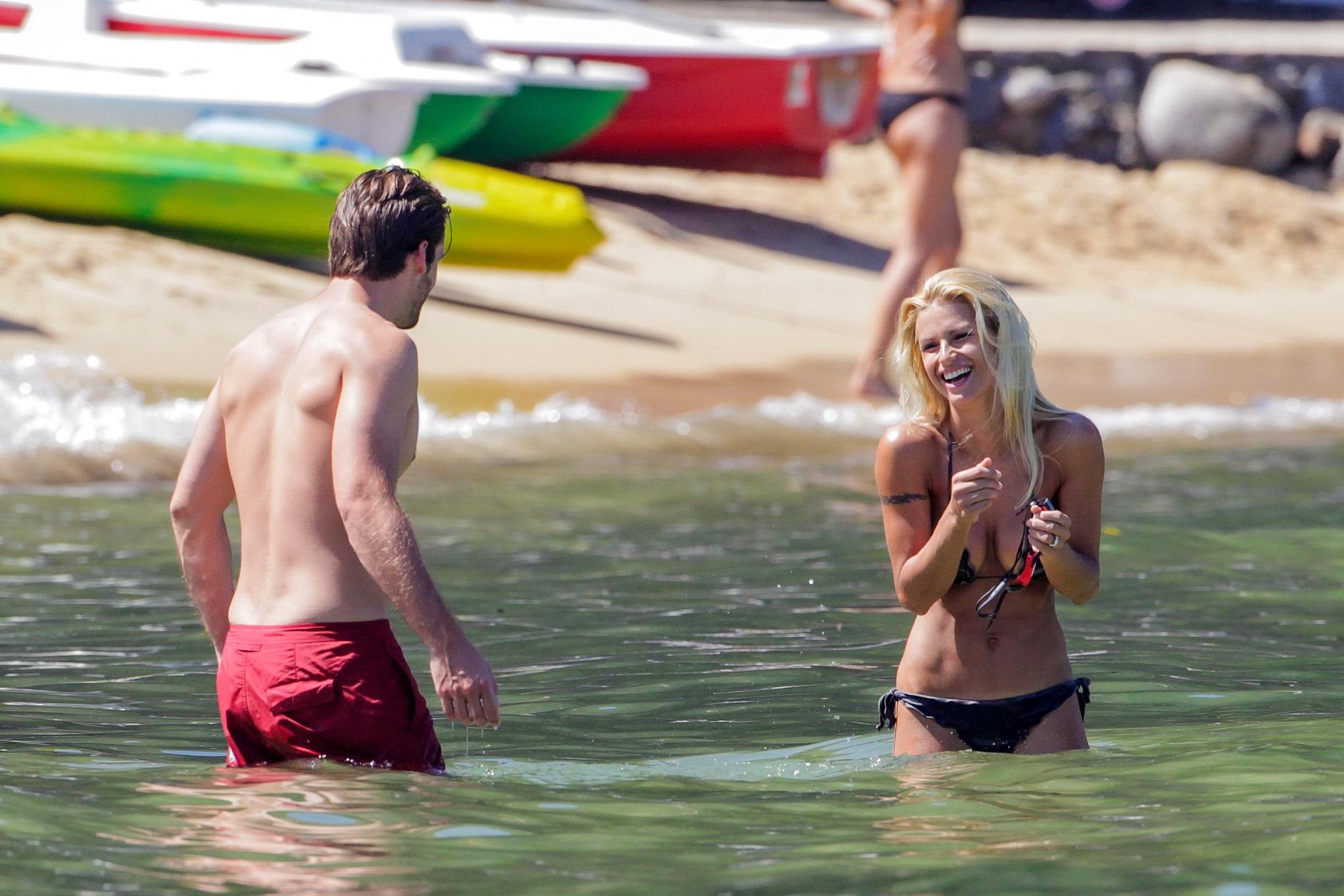 Michelle hunziker en bikini de camuflaje nocturno besándose con su novio en una playa 
 #75254198