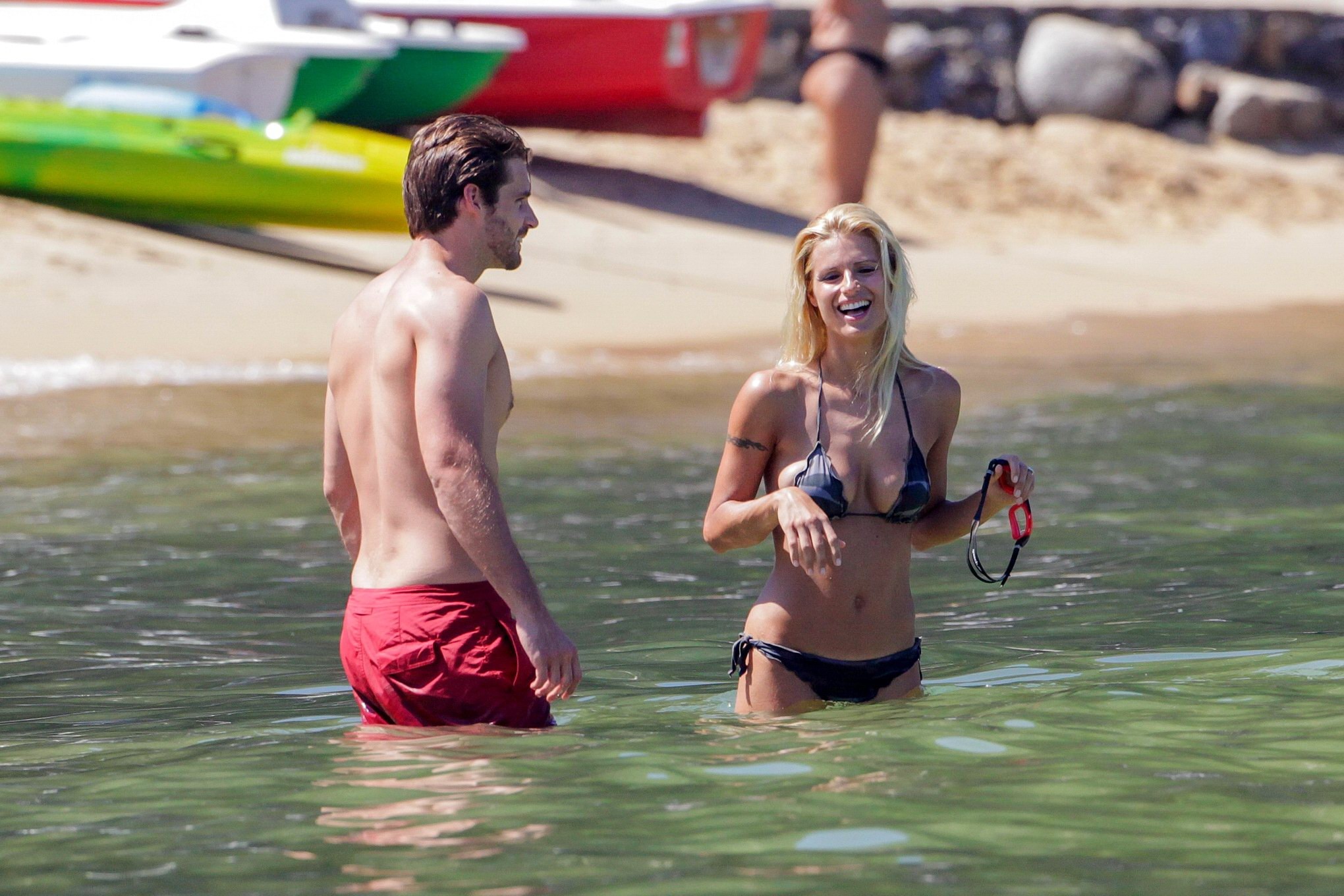 Michelle hunziker en bikini de camuflaje nocturno besándose con su novio en una playa 
 #75254214