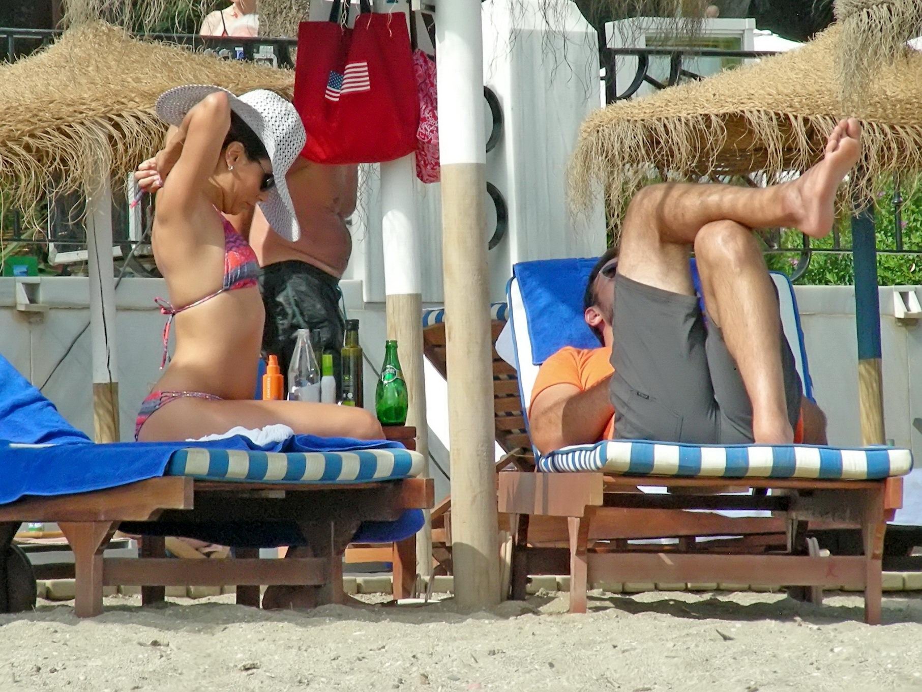 Eva Longoria bräunt sich im Bikini am Strand von Marbella
 #75223059