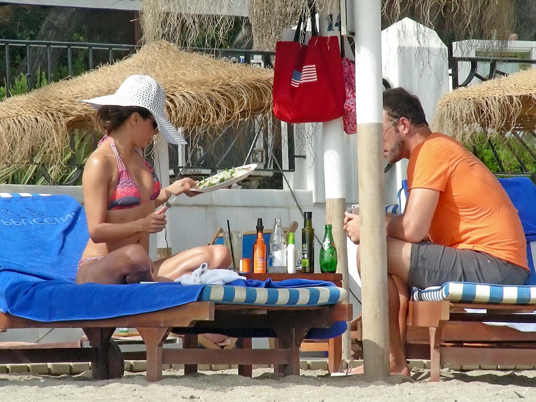Eva Longoria bräunt sich im Bikini am Strand von Marbella
 #75223068
