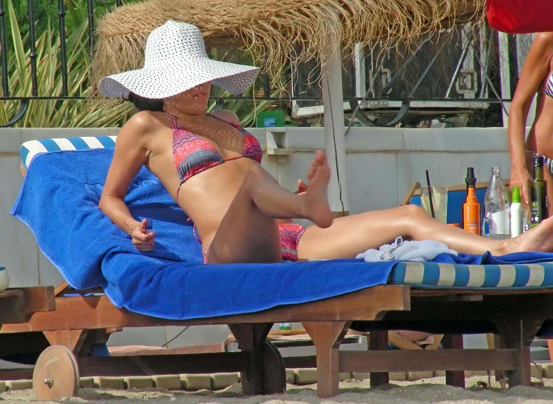Eva Longoria bräunt sich im Bikini am Strand von Marbella
 #75223090