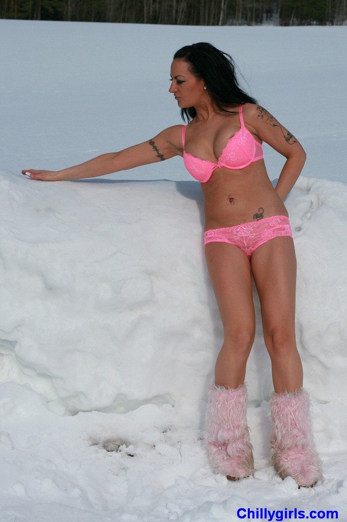 雪の中でポーズをとるホットトップレスの女の子
 #72686254