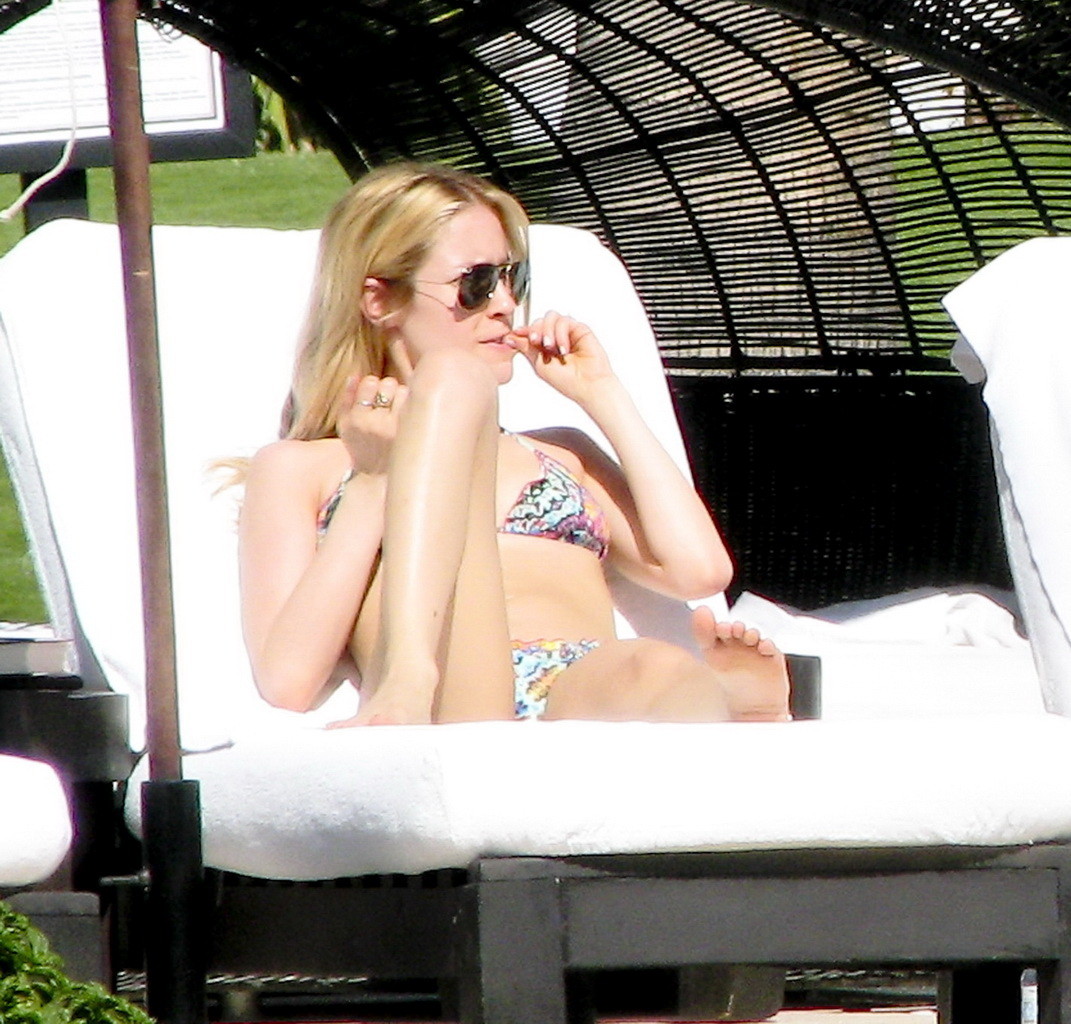 Kristin Cavallari zeigt ihren Arsch im Bikini am Pool in Mexiko
 #75235718