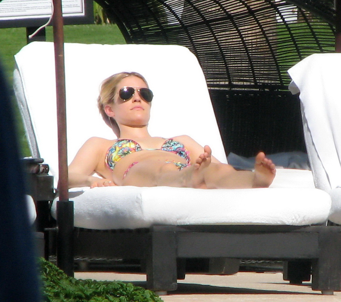 Kristin Cavallari zeigt ihren Arsch im Bikini am Pool in Mexiko
 #75235723