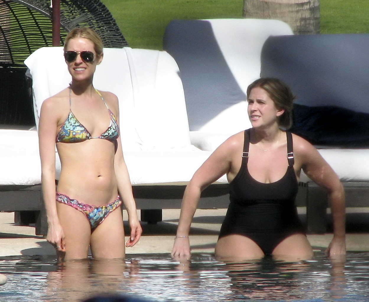 Kristin cavallari montre ses fesses en bikini au bord d'une piscine au Mexique.
 #75235734