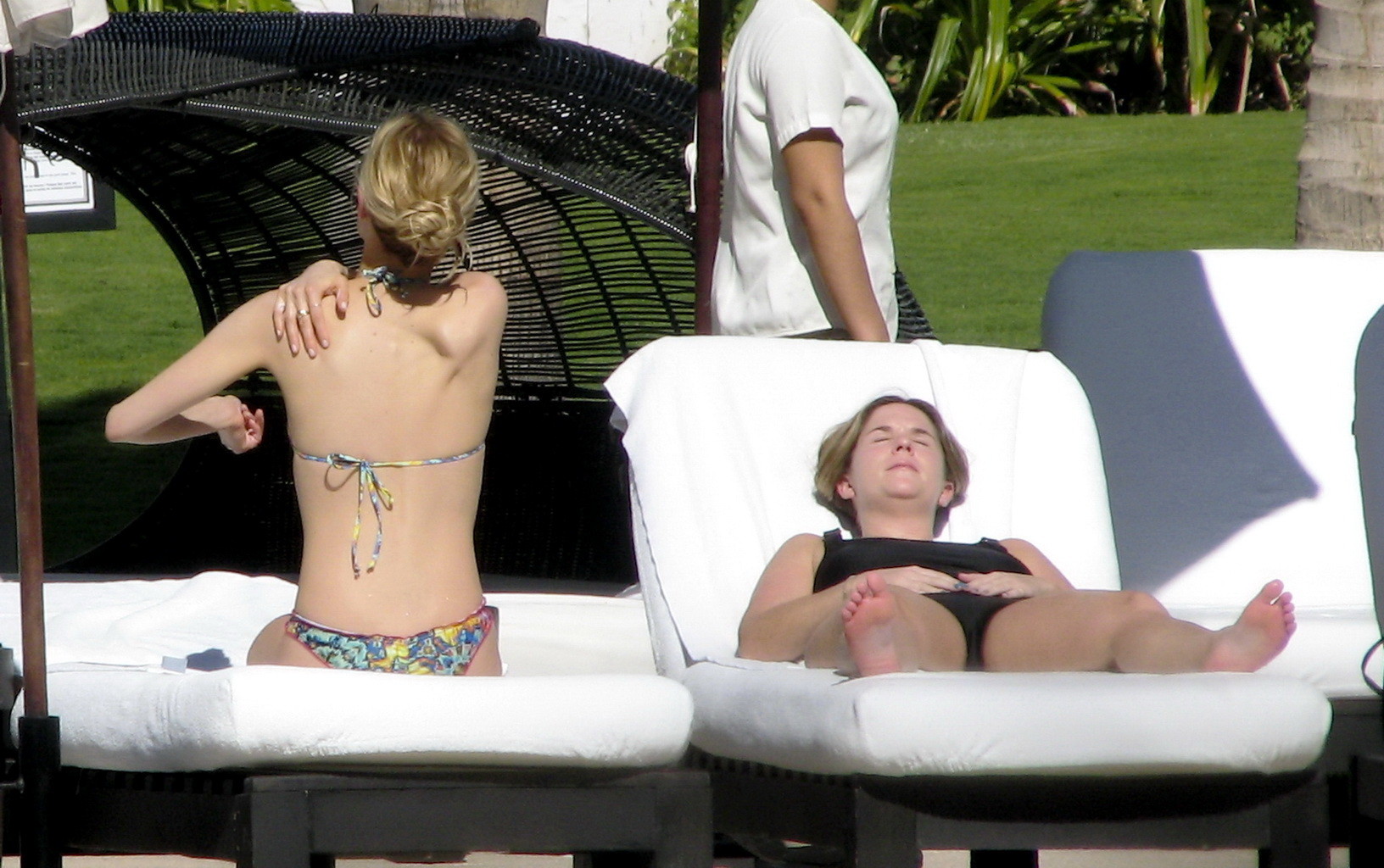 Kristin cavallari enseñando el culo en bikini junto a la piscina en méxico
 #75235758
