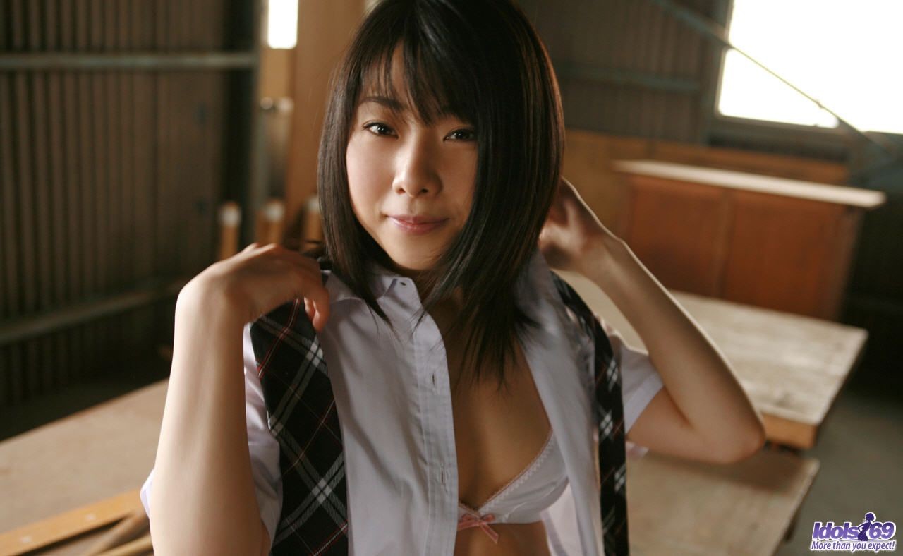 Geiles japanisches Babe zeigt ihre großen Titten
 #69853285