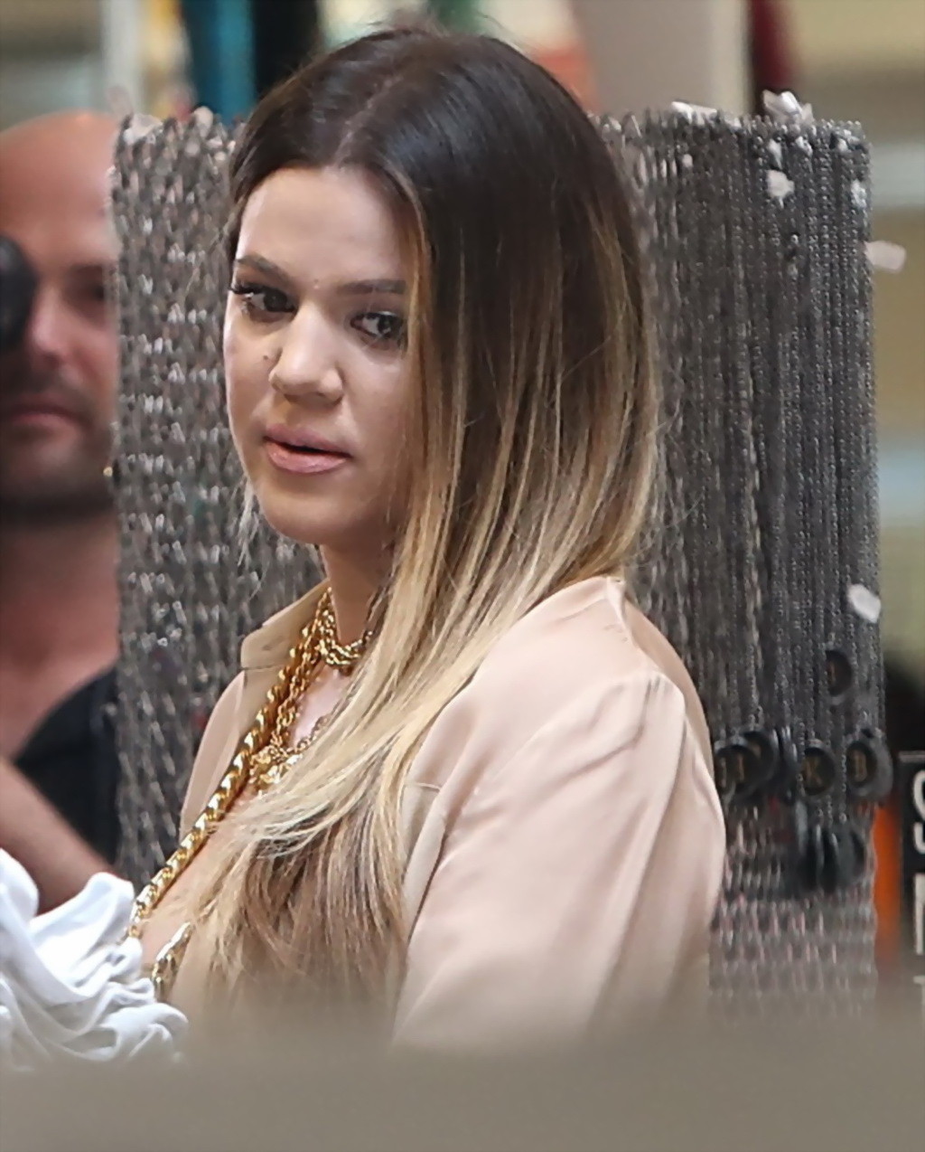 Khloe kardashian sin sujetador con top ajustado y vaqueros de compras 
 #75216750