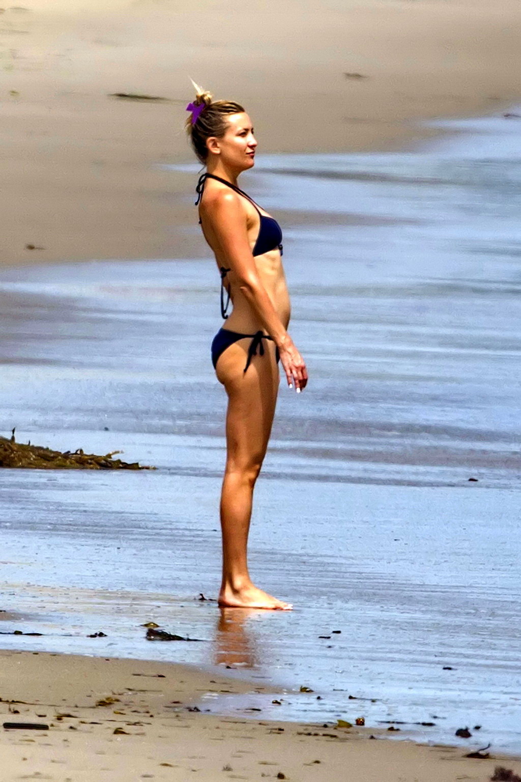 Kate Hudson showing off her bikini body on a beach in Malibu #75197401