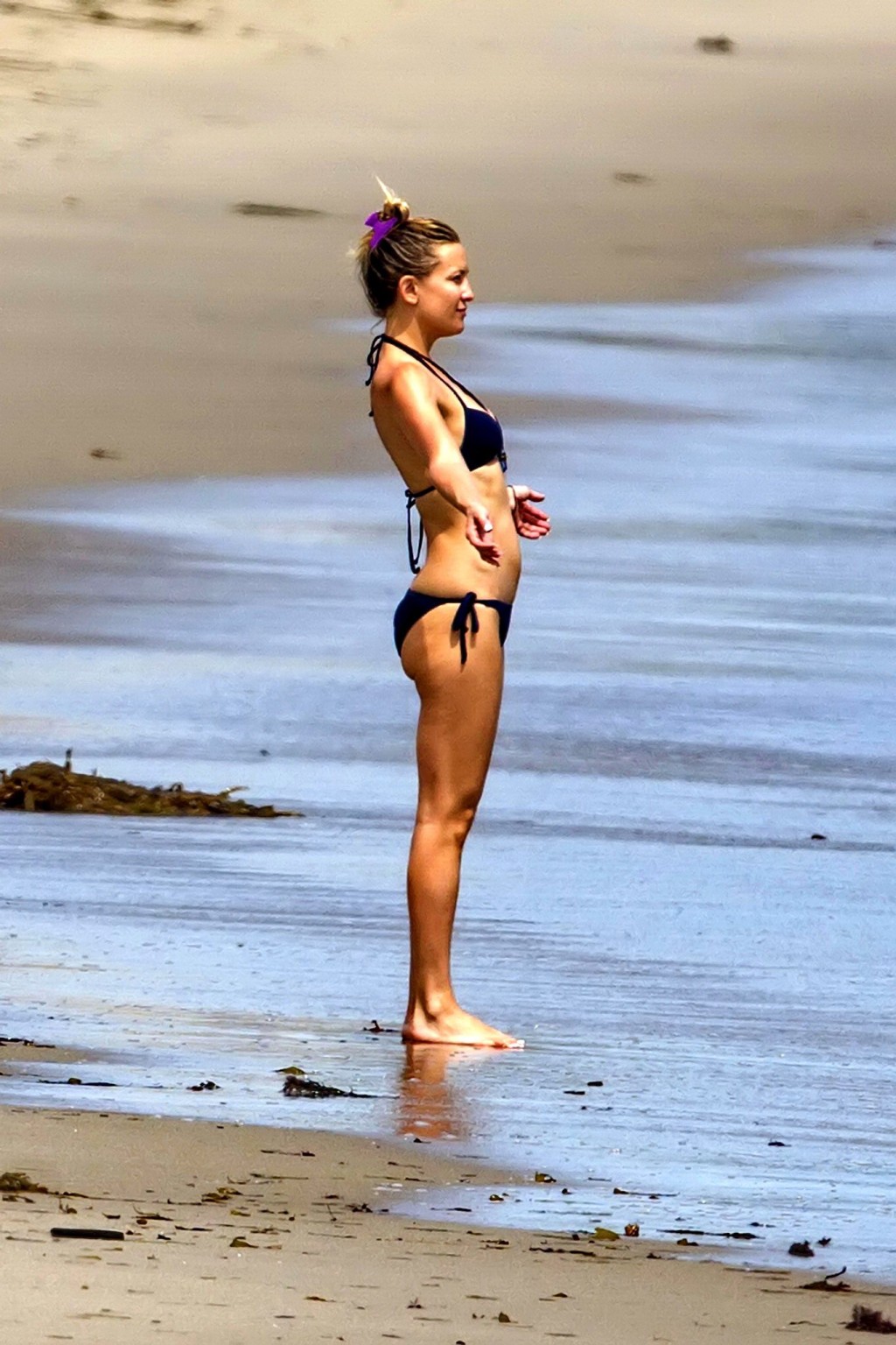 Kate Hudson zeigt ihren Bikini-Body am Strand von Malibu
 #75197409