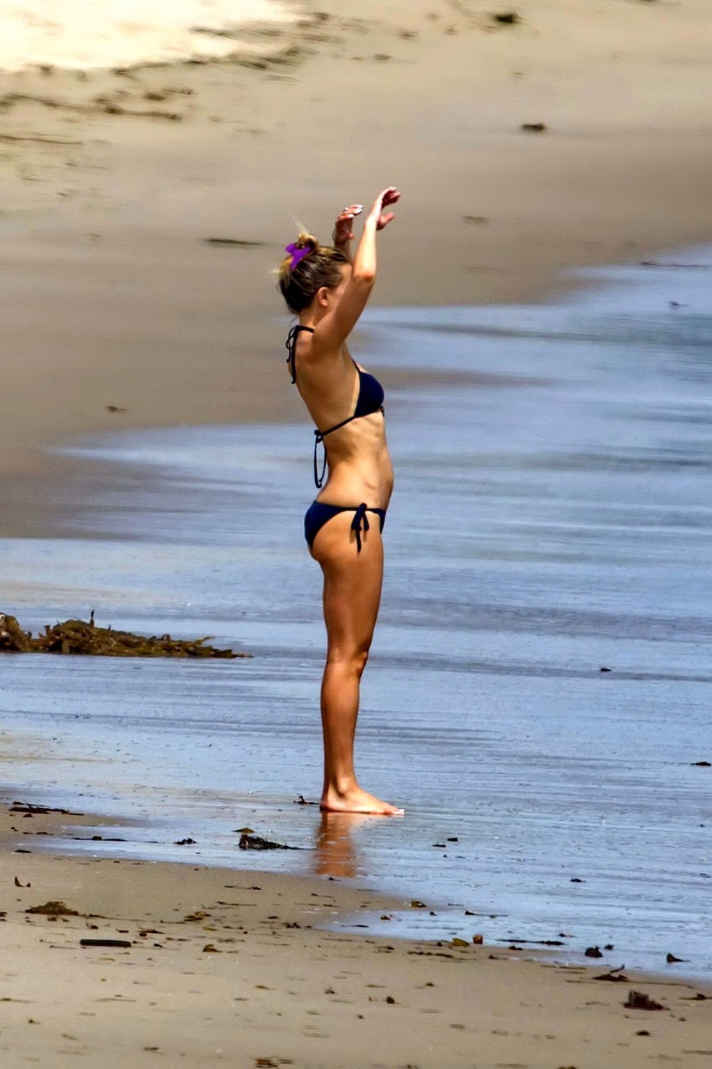 Kate Hudson showing off her bikini body on a beach in Malibu #75197421