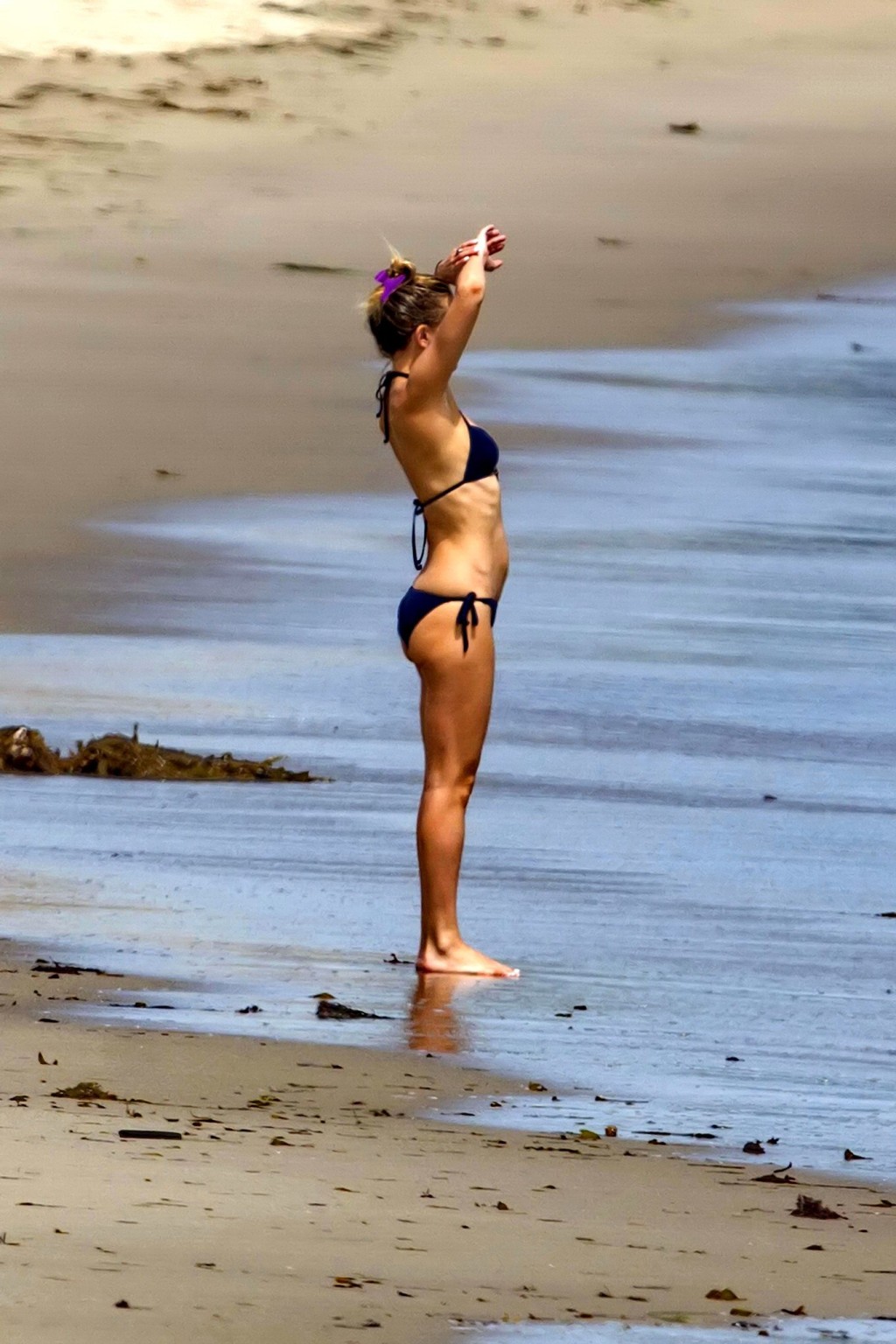 Kate Hudson showing off her bikini body on a beach in Malibu #75197427