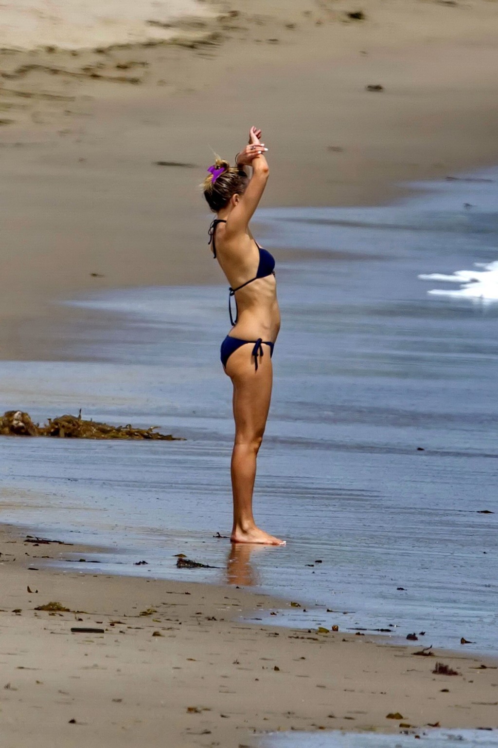 Kate Hudson showing off her bikini body on a beach in Malibu #75197435