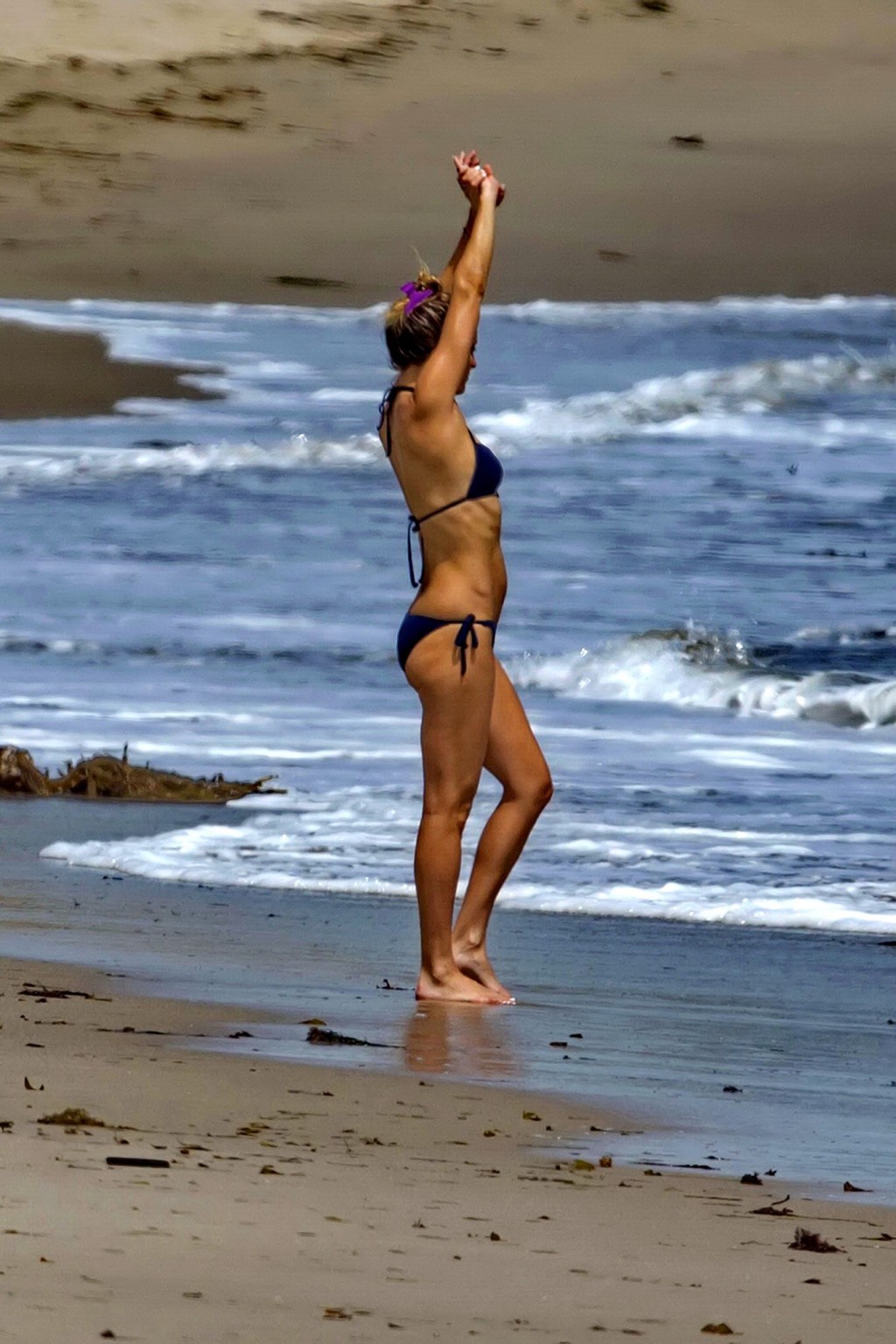 Kate Hudson showing off her bikini body on a beach in Malibu #75197442