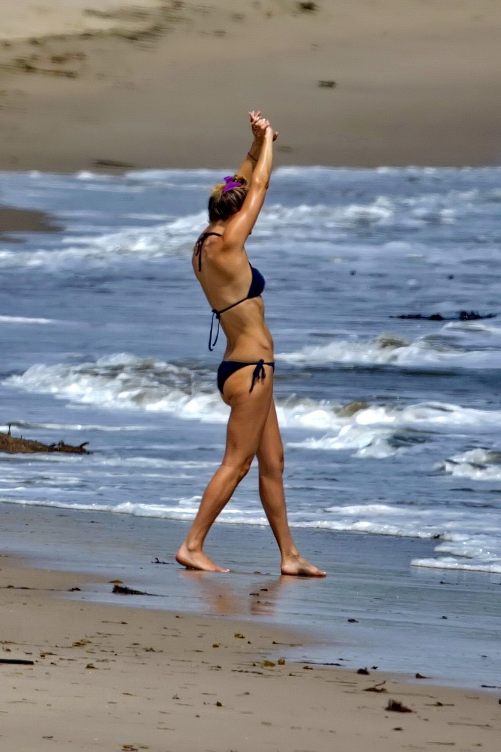 Kate Hudson showing off her bikini body on a beach in Malibu #75197445