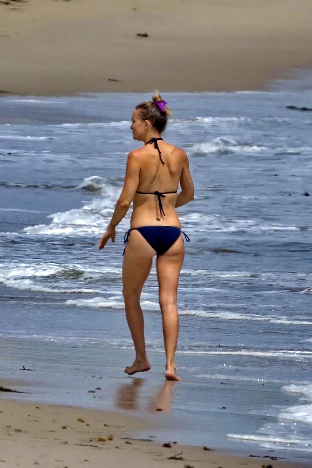 Kate Hudson showing off her bikini body on a beach in Malibu #75197465
