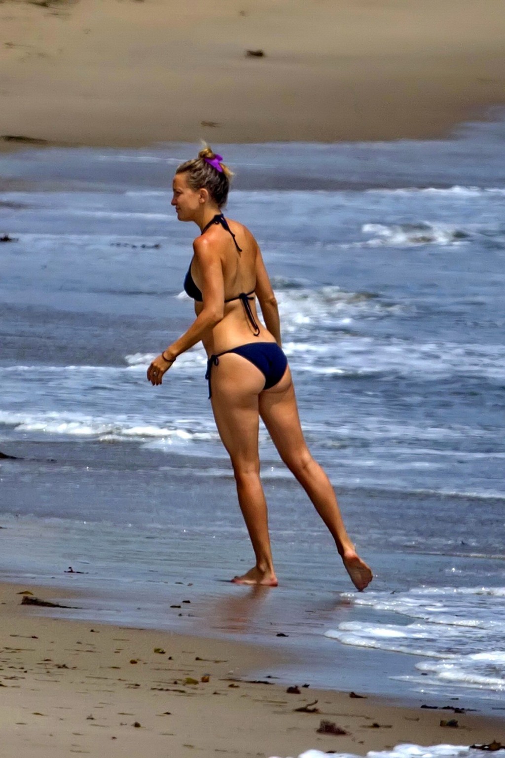 Kate Hudson showing off her bikini body on a beach in Malibu #75197471