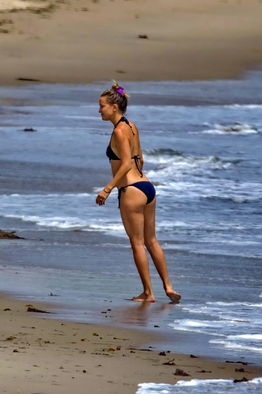 Kate Hudson zeigt ihren Bikini-Body am Strand von Malibu
 #75197480