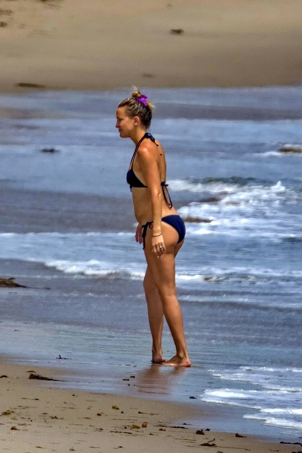 Kate Hudson showing off her bikini body on a beach in Malibu #75197488