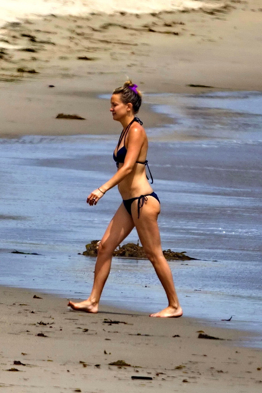 Kate Hudson showing off her bikini body on a beach in Malibu #75197493