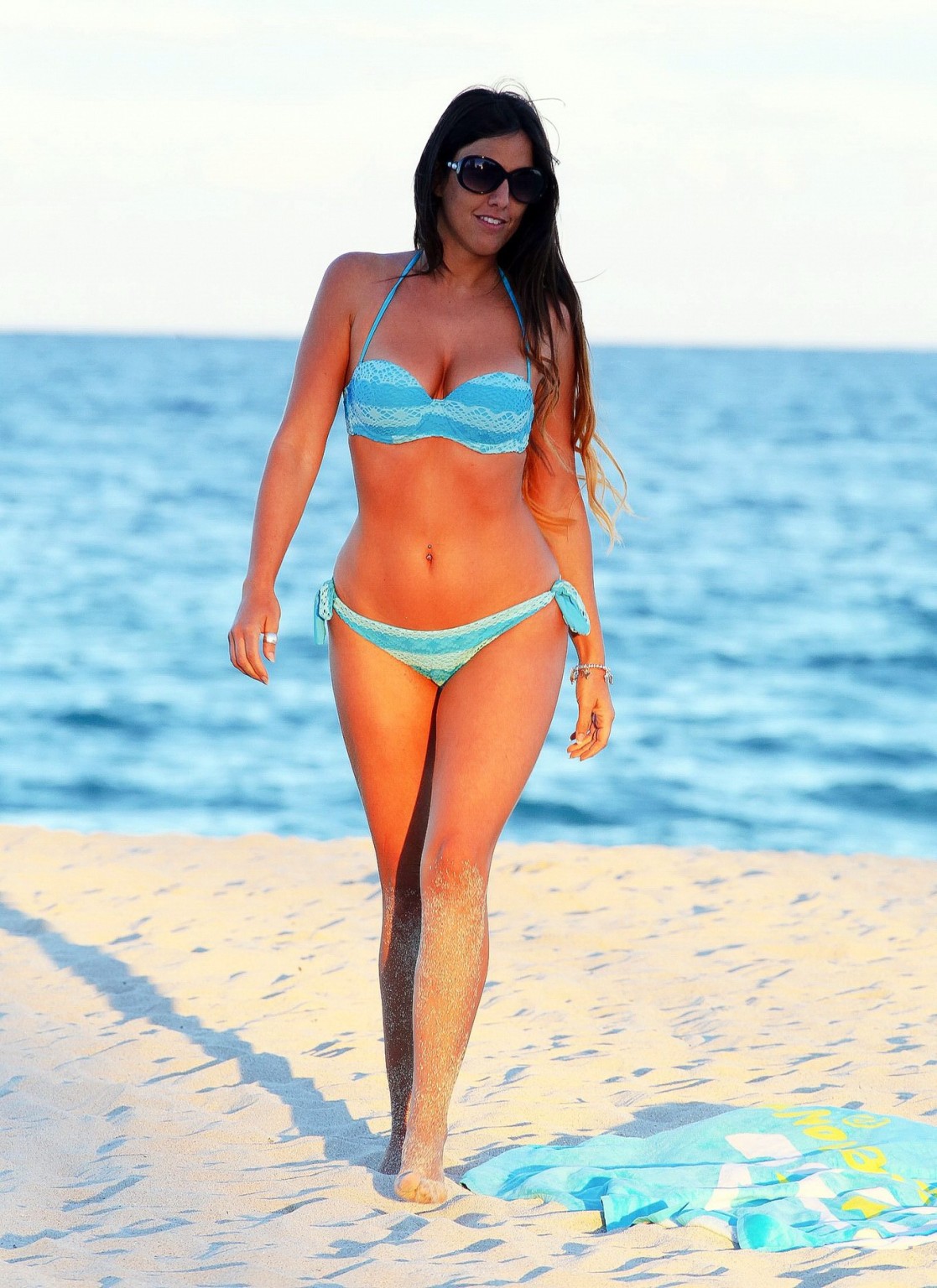 Claudia romani exhibant son corps en bikini sur la plage de miami
 #75182661