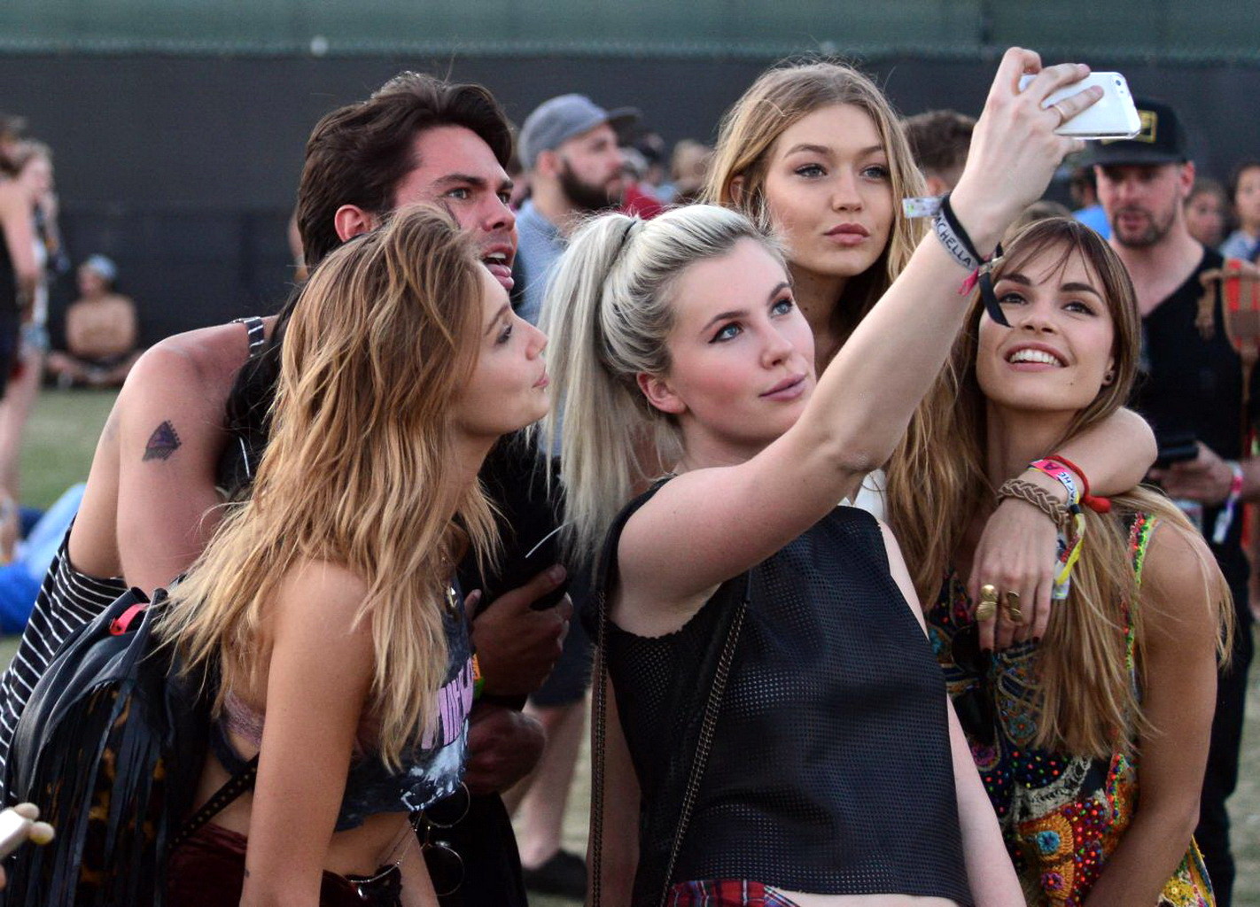 Ireland baldwin braless muestra sus tetas con una camiseta de malla en coachella mu
 #75198810