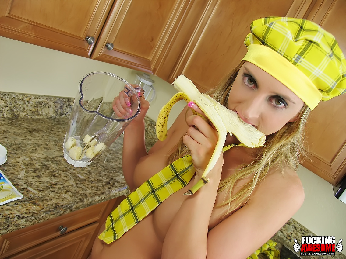 Kelly Wells' Arsch mit einem cremigen Bananen-Smoothie übergossen
 #70083484