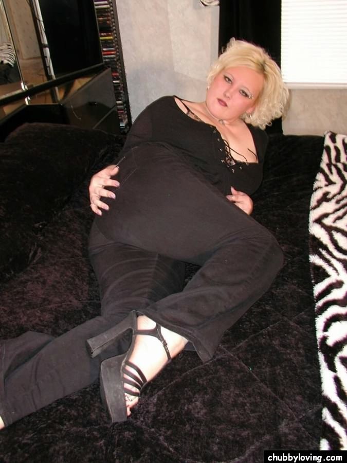 Fette Blondine modelliert und zeigt ihre saftige rasierte Muschi
 #67275352