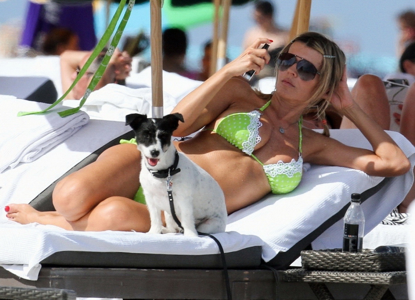 La belle Rita Rusic exhibe ses gros seins en bikini vert à la plage de Mia.
 #75266581
