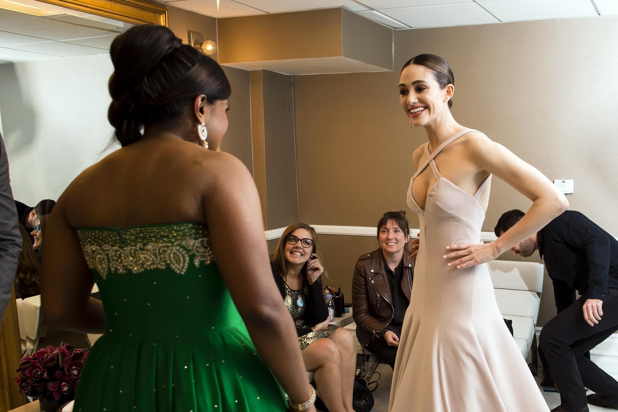 Emmy rossum mostrando un enorme escote en la 17ª edición de los premios del gremio de diseñadores de vestuario en 
 #75172468