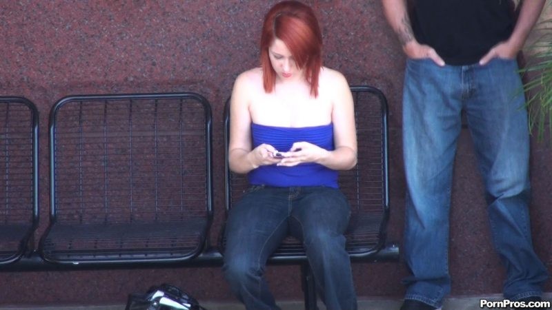 Titten eines Amateurs werden von einem Kerl in der Öffentlichkeit geblitzt
 #78607276